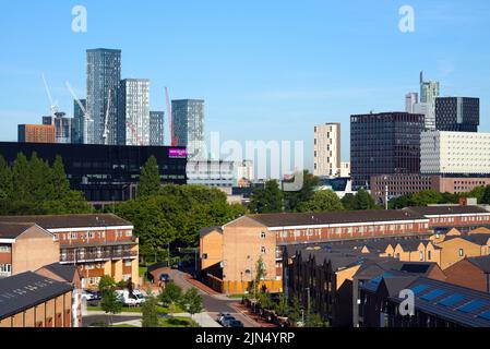 Ein Blick von oben auf Wolkenkratzer, Häuser und Wohnungen im Zentrum von Manchester, England, Großbritannien, vom Ardwick-Viertel der Stadt bis zum Süden des Stadtzentrums. Stockfoto