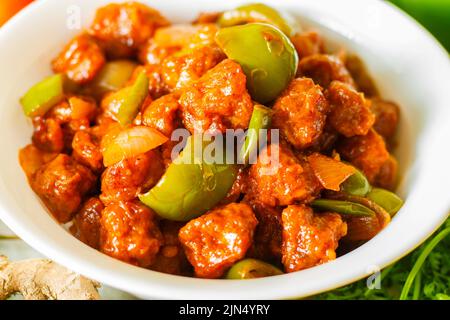 Selektiver Fokus von Soya Mandschurisch / Chili Soja Brocken Rezept. Mit einem dekorativen Hintergrund. Stockfoto