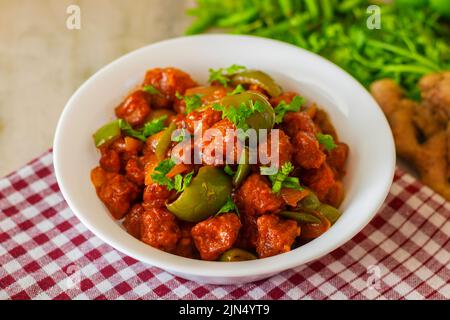 Selektiver Fokus von Soya Mandschurisch / Chili Soja Brocken Rezept. Mit einem dekorativen Hintergrund. Stockfoto