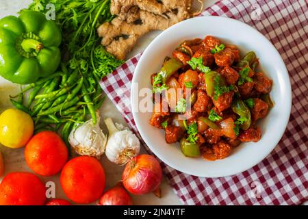 Selektiver Fokus von Soya Mandschurisch / Chili Soja Brocken Rezept. Mit einem dekorativen Hintergrund. Stockfoto