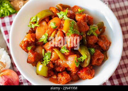 Selektiver Fokus von Soya Mandschurisch / Chili Soja Brocken Rezept. Mit einem dekorativen Hintergrund. Stockfoto