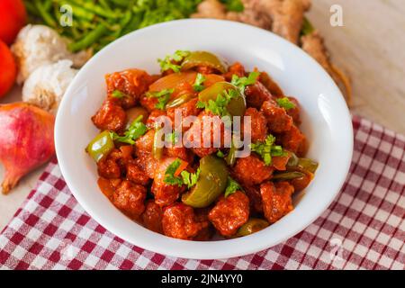 Selektiver Fokus von Soya Mandschurisch / Chili Soja Brocken Rezept. Mit einem dekorativen Hintergrund. Stockfoto