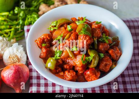 Selektiver Fokus von Soya Mandschurisch / Chili Soja Brocken Rezept. Mit einem dekorativen Hintergrund. Stockfoto