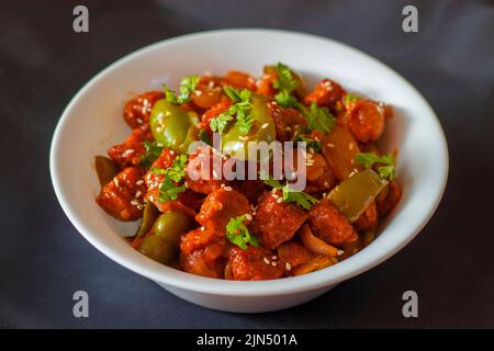 Selektiver Fokus von Soya Mandschurisch / Chili Soja Brocken Rezept. Mit einem dekorativen Hintergrund. Stockfoto