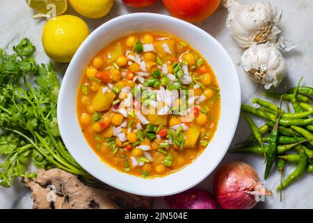 Selektiver Fokus von köstlichen bengalischen Street Food 'Ghugni' aus Kichererbsen. Mit Marmorhintergrund. Stockfoto