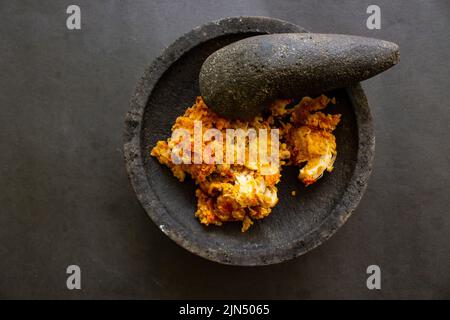 ayam getrek oder Chicken Crush oder Chicken Smashed ist indonesisches Essen aus gebratenem Huhn, das mit Chili und Knoblauch gewürzt und serviert wird Stockfoto