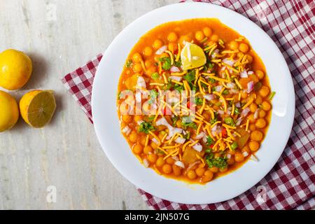 Selektiver Fokus von köstlichen bengalischen Street Food 'Ghugni' aus Kichererbsen. Mit Marmorhintergrund. Stockfoto