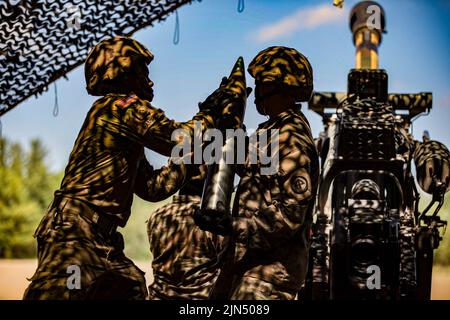 Ft. Drum, New York, USA. 21.. Juli 2022. Soldaten mit Bravo-Batterie, 3. Bataillon, 112. Field Artillery Regiment, 44. Infantry Brigade Combat Team, feuern 105mm Haubitzen bei der exportable Combat Training Capability (XCTC) Übung in Fort Drum, New York. Mehr als 2.500 Soldaten nehmen an der Trainingsveranstaltung Teil, die es Brigadekampfteams ermöglicht, die geschulte Zugbereitschaft zu erreichen, die für Einsatz, Kampf und Sieg erforderlich ist. Kredit: U.S. Army/ZUMA Press Wire Service/ZUMAPRESS.com/Alamy Live Nachrichten Stockfoto