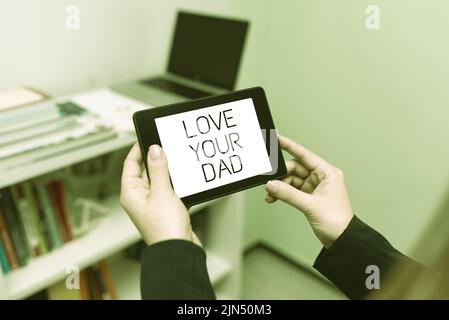 Textunterschrift präsentiert Love Your Dad. Wort für Haben Sie gute Gefühle über Ihren Vater Liebe Emotionen Geschäftsfrau Halten Tablet mit wichtig Stockfoto