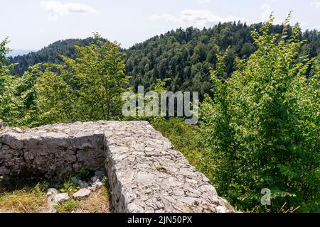 Die Ruinen der Burg Fridrihstein oberhalb von Kocevje in Südslowenien sind ein beliebtes Wanderziel. Stockfoto