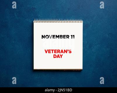 Die Erinnerung an den 11. November Veteranen-Tag wurde auf ein Notizbuch geschrieben. Stockfoto