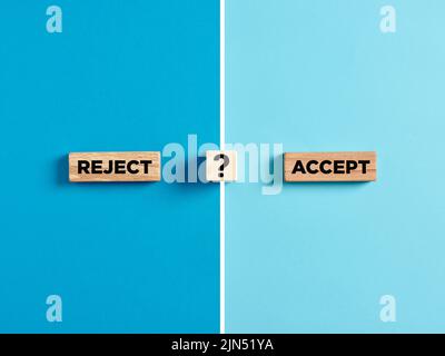 Die Wörter ablehnen und akzeptieren auf Holzblöcken mit Fragezeichen-Symbol. Dilemma oder Wahl zwischen der Genehmigung oder Ablehnung eines Antragskonzepts. Stockfoto