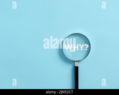 Die Lupe konzentriert sich auf die Frage, warum. Suche nach einem Antwortkonzept. Stockfoto