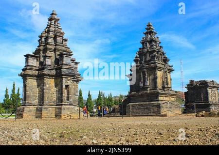 Wonosobo, Indonesien - Juni 2020 : Einheimische Touristen besuchen den Arjuna-Tempelkomplex auf dem Dieng Plateau nach der rund 19 Nothilfeperiode Stockfoto