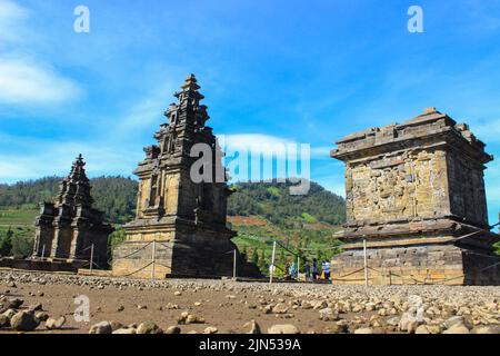 Wonosobo, Indonesien - Juni 2020 : Einheimische Touristen besuchen den Arjuna-Tempelkomplex auf dem Dieng Plateau nach der rund 19 Nothilfeperiode Stockfoto