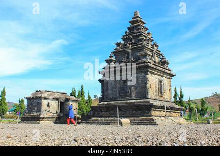 Wonosobo, Indonesien - Juni 2020 : Einheimische Touristen besuchen den Arjuna-Tempelkomplex auf dem Dieng Plateau nach der rund 19 Nothilfeperiode Stockfoto