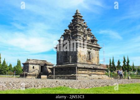 Wonosobo, Indonesien - Juni 2020 : Einheimische Touristen besuchen den Arjuna-Tempelkomplex auf dem Dieng Plateau nach der rund 19 Nothilfeperiode Stockfoto