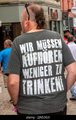 Dekorierte Jacken, T-Shirts, Anti-Establishment- und exzentrische Slogans und Bandnamen beim Rebellion Music Event, dem weltweit größten Punk-Festival in Blackpool. Anfang August finden in den Winter Gardens von Blackpool zahlreiche Punk-Bands statt, die 21. zum Rebellion Festival eingeladen wurden, das Tausende von Touristen in das Resort zieht. Über 4 Tage im August treffen sich in Blackpool die besten Punk-Künstler zu diesem gesellschaftlichen Ereignis des Jahres mit 4 Tagen Musik auf 6 Bühnen und einer Vielzahl von Bands. Stockfoto