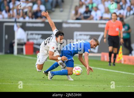 Borussia Monchengladbach, Deutschland. 06.. Aug 2022. Von links nach rechts Ramy BENSEBAINI (MG), Grischa PROEMEL (PR?mel)(1899), Action, Duelle Fußball 1. Bundesliga, 1. Spieltag, Borussia Monchengladbach (MG) - TSG 1899 Hoffenheim (1899), 3:1, am 06.08.2022 in Borussia Monchengladbach. Die DFL-Bestimmungen von #verbieten die Verwendung von Fotos als Bildsequenzen und/oder quasi-Video # © Credit: dpa/Alamy Live News Stockfoto