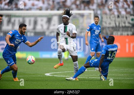 Borussia Monchengladbach, Deutschland. 06.. August 2022. Von links nach rechts Ozan KABAK (1899), Kouadio KONE (MG), Diadie SAMASSEKOU (1899) Aktion, Duelle Fußball 1. Bundesliga, Spieltag 1., Borussia Monchengladbach (MG) - TSG 1899 Hoffenheim (1899), 3:1, am 06.08.2022 in Borussia Monchengladbach. Die DFL-Bestimmungen von #verbieten die Verwendung von Fotos als Bildsequenzen und/oder quasi-Video # © Credit: dpa/Alamy Live News Stockfoto
