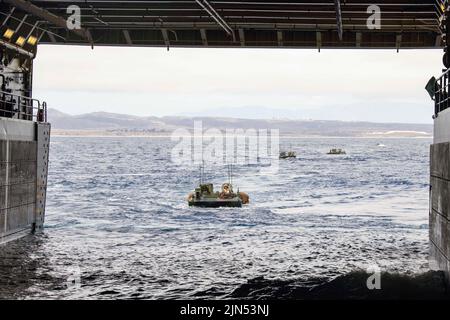 Kalifornien, USA. 6.. Juli 2022. U.S. Marines mit Bataillon Landing Team 2/4, 13. Marine Expeditionary Unit, nähern sich dem Brunnendeck des amphibischen Transportdocks USS Anchorage (LPD 23) in amphibischen Kampffahrzeugen am 6. Juli. Der ACV gleicht Leistung, Schutz und Nutzlast aus und eignet sich daher hervorragend zur Unterstützung von Expeditionary Advanced Basing Operations. Die 13. MEU ist derzeit an Bord der Anchorage und führt Routineoperationen in der US 3.-Flotte durch.Quelle: U.S. Marines/ZUMA Press Wire Service/ZUMAPRESS.com/Alamy Live News Stockfoto