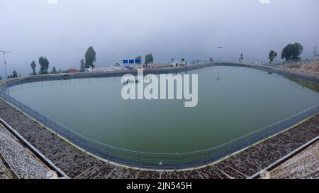 'Luftaufnahme eines Regenwasserrückhaltebeckens am Morgen mit Nebel. Rückhaltebecken Bansari oder Embung Bansari' Stockfoto