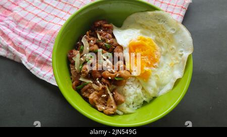 Hausgemachter Bibimbap-Reis in einer Schüssel ist Bibimbap ein koreanisches Gericht, Reis in einer Schüssel mit Gemüse, Rindfleisch, Eiern und würziger Gochujang-Sauce Stockfoto