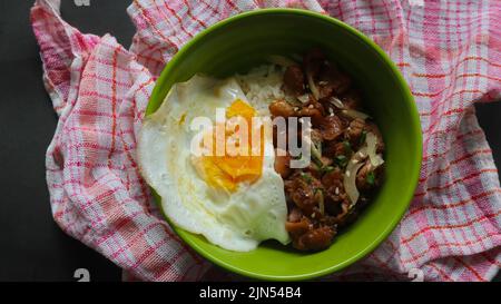 Hausgemachter Bibimbap-Reis in einer Schüssel ist Bibimbap ein koreanisches Gericht, Reis in einer Schüssel mit Gemüse, Rindfleisch, Eiern und würziger Gochujang-Sauce Stockfoto