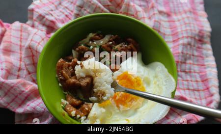 Hausgemachter Bibimbap-Reis in einer Schüssel ist Bibimbap ein koreanisches Gericht, Reis in einer Schüssel mit Gemüse, Rindfleisch, Eiern und würziger Gochujang-Sauce Stockfoto