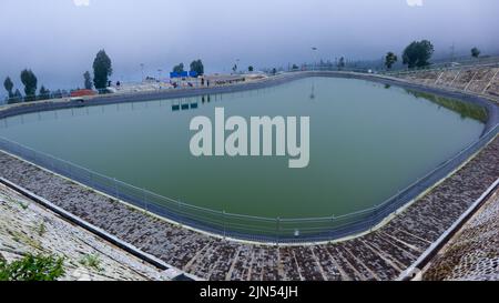 'Luftaufnahme eines Regenwasserrückhaltebeckens am Morgen mit Nebel. Rückhaltebecken Bansari oder Embung Bansari' Stockfoto