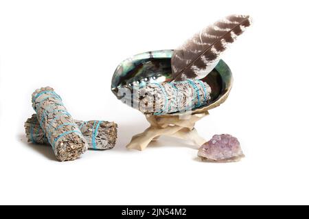 Abalone Shell mit Salbei-Räucherung und Amethyst-Stein zur Reinigung und Reinigung isoliert auf weißem Hintergrund Stockfoto