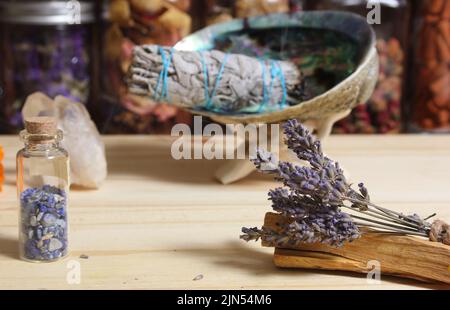 Getrockneter Lavendel mit Palo Santo Sticks und Abalone Shell zum Verschmieren im Hintergrund Stockfoto