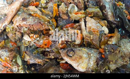Milchfisch oder Ikan Bandeng kochen mit würzigem Geschmack Stockfoto