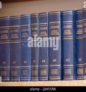 Tschapaevsk, Region Samara, Russland - 22. März 2021: Die gesammelten Werke von W. I. Lenin auf dem Regal in der Bibliothek Stockfoto