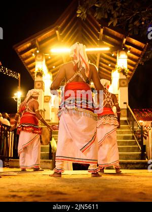 Kataragama, Sri Lanka - 08 06 2022: Tusker Elefant und Durchführung von Ritualen in Esela Perahara in Ruhunu maha kataragama dewalaya mit dem traditionellen d Stockfoto