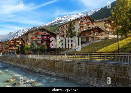 Zermatt, Schweiz - 7. Oktober 2019: Blick auf die Stadt in berühmten Schweizer Alpen Skigebiet, Fluss, Schnee Berggipfel Stockfoto
