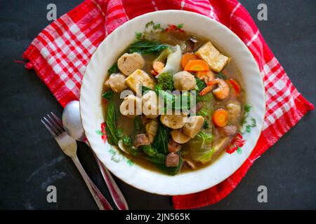 sapo Tofu oder Sapo Tahu Essen aus china (chinesisches Essen) aus Tofu, Gemüse, Garnelen, Pilzen und Fleischbällchen. sapo Tofu serviert auf einer Schüssel Stockfoto