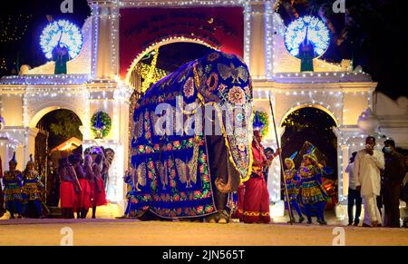 Kataragama, Sri Lanka - 08 06 2022: Spektakulärer Elefant im Ruhunu Maha Kataragama Dewalaya jährlich Esela Perahara, ein geschmückter Elefant geht hinaus Stockfoto