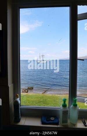 Blick aus dem Fenster der Bunnahbhains-Toilette auf den Sound of Jura Stockfoto