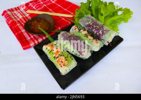 Goi Cuon ist eine traditionelle Frühlingsrolle aus Vietnam (vietnamesisches Essen), die aus Fleisch, Garnelen, Gemüse, Vermicelli, In Reispapier oder Bánh verpackt Stockfoto