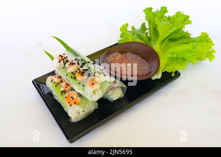 Goi Cuon ist eine traditionelle Frühlingsrolle aus Vietnam (vietnamesisches Essen), die aus Fleisch, Garnelen, Gemüse, Vermicelli, In Reispapier oder Bánh verpackt Stockfoto