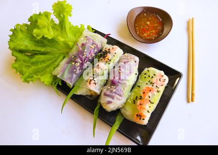 Goi Cuon ist eine traditionelle Frühlingsrolle aus Vietnam (vietnamesisches Essen), die aus Fleisch, Garnelen, Gemüse, Vermicelli, In Reispapier oder Bánh verpackt Stockfoto