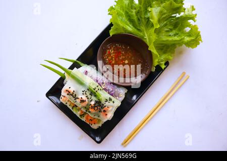 Goi Cuon ist eine traditionelle Frühlingsrolle aus Vietnam (vietnamesisches Essen), die aus Fleisch, Garnelen, Gemüse, Vermicelli, In Reispapier oder Bánh verpackt Stockfoto
