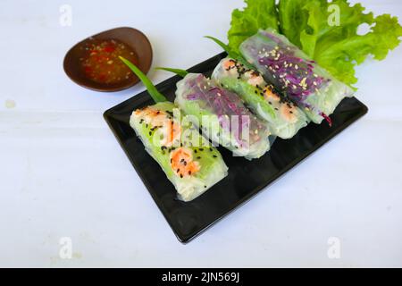 Goi Cuon ist eine traditionelle Frühlingsrolle aus Vietnam (vietnamesisches Essen), die aus Fleisch, Garnelen, Gemüse, Vermicelli, In Reispapier oder Bánh verpackt Stockfoto
