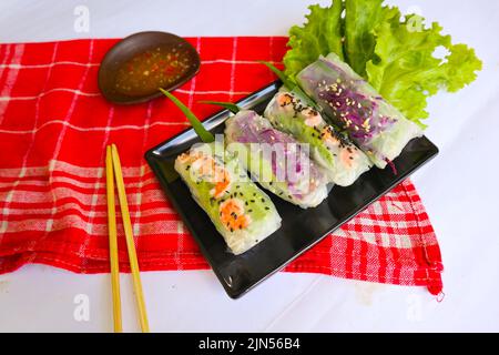 Goi Cuon ist eine traditionelle Frühlingsrolle aus Vietnam (vietnamesisches Essen), die aus Fleisch, Garnelen, Gemüse, Vermicelli, In Reispapier oder Bánh verpackt Stockfoto