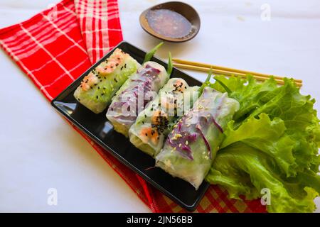 Goi Cuon ist eine traditionelle Frühlingsrolle aus Vietnam (vietnamesisches Essen), die aus Fleisch, Garnelen, Gemüse, Vermicelli, In Reispapier oder Bánh verpackt Stockfoto