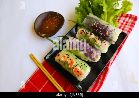Goi Cuon ist eine traditionelle Frühlingsrolle aus Vietnam (vietnamesisches Essen), die aus Fleisch, Garnelen, Gemüse, Vermicelli, In Reispapier oder Bánh verpackt Stockfoto