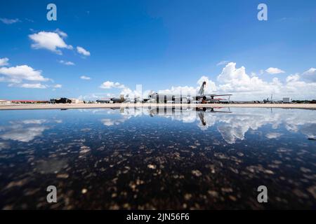 Tampa, Florida, USA. 26.. Juli 2022. Eine Flotte von Stratotanker-Flugzeugen des Typs KC-135, die dem 6. Air Betanking Wing (ARW) zugeordnet sind, steht auf der Fluglinie des MacDill Air Force Base, Florida, am 26. Juli 2022. Der KC-135 wird für die Hauptmission der ARW 6. zur Luftbetankung eingesetzt. Quelle: U.S. Air Force/ZUMA Press Wire Service/ZUMAPRESS.com/Alamy Live News Stockfoto