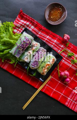 Goi Cuon ist eine traditionelle Frühlingsrolle aus Vietnam (vietnamesisches Essen), die aus Fleisch, Garnelen, Gemüse, Vermicelli, In Reispapier oder Bánh verpackt Stockfoto