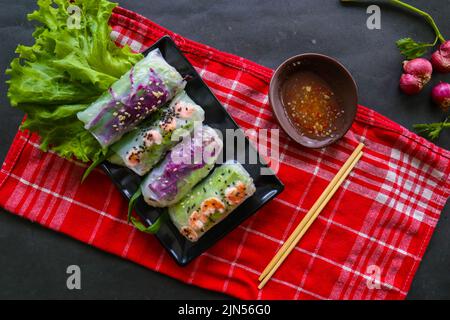 Goi Cuon ist eine traditionelle Frühlingsrolle aus Vietnam (vietnamesisches Essen), die aus Fleisch, Garnelen, Gemüse, Vermicelli, In Reispapier oder Bánh verpackt Stockfoto